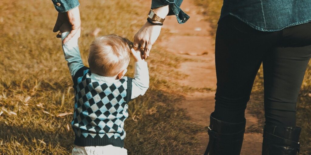 držení dítěte za ruku
